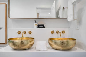 Modern 1BR Corporate Retreat