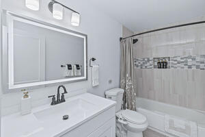 Upstairs full bathroom.