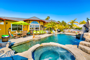 Pool & Jacuzzi
