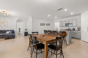 Dining room that seats 6