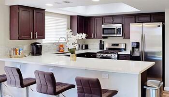Fully equipped kitchen, upgraded appliances