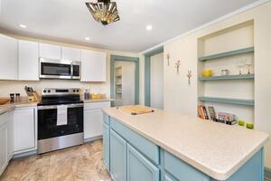 Steps to Ariel Park Renovated 2B Retreat