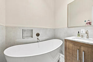 Upscale 2 bd living in LA