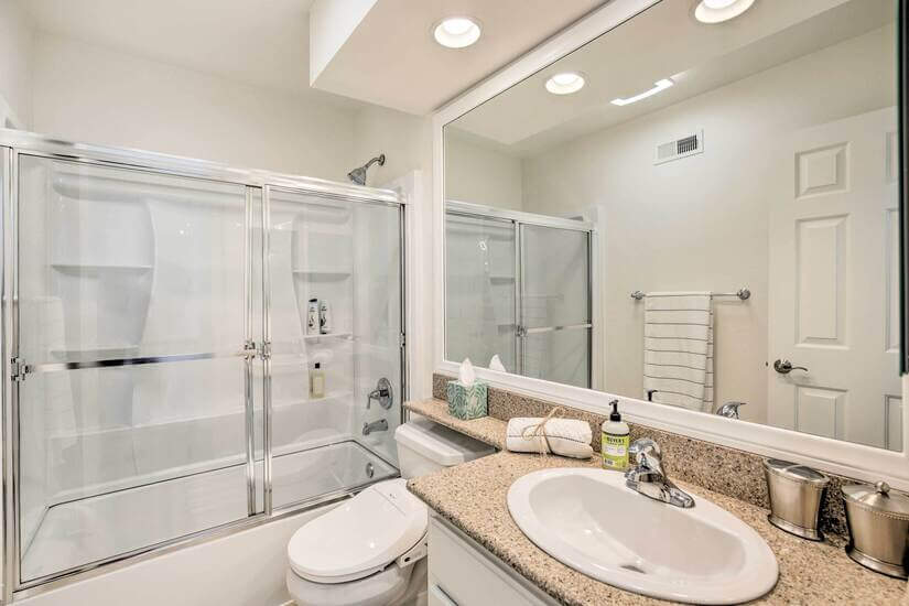 Upstairs bathroom 
shower/tub