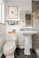 Private Bathroom in Lower Masterbedroom