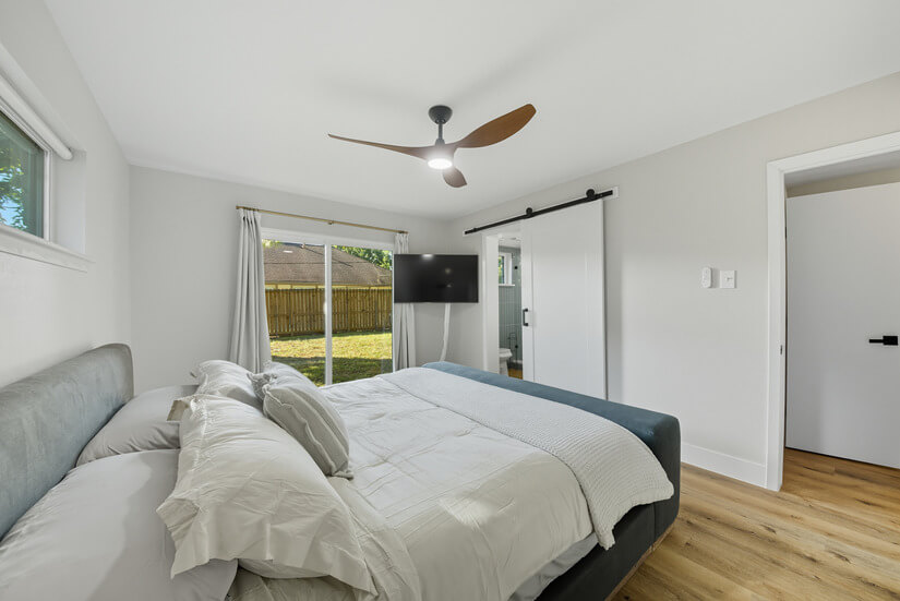Airy bedroom with sliders to backyard and en suite bath