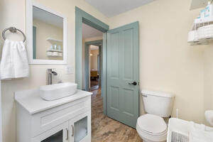 Steps to Ariel Park Renovated 2B Retreat