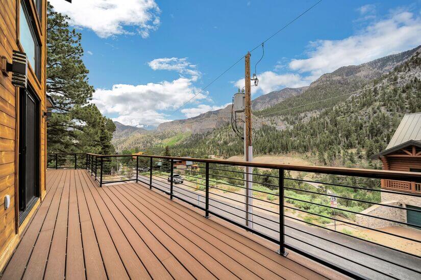 Spacious Cabin with Mountain View