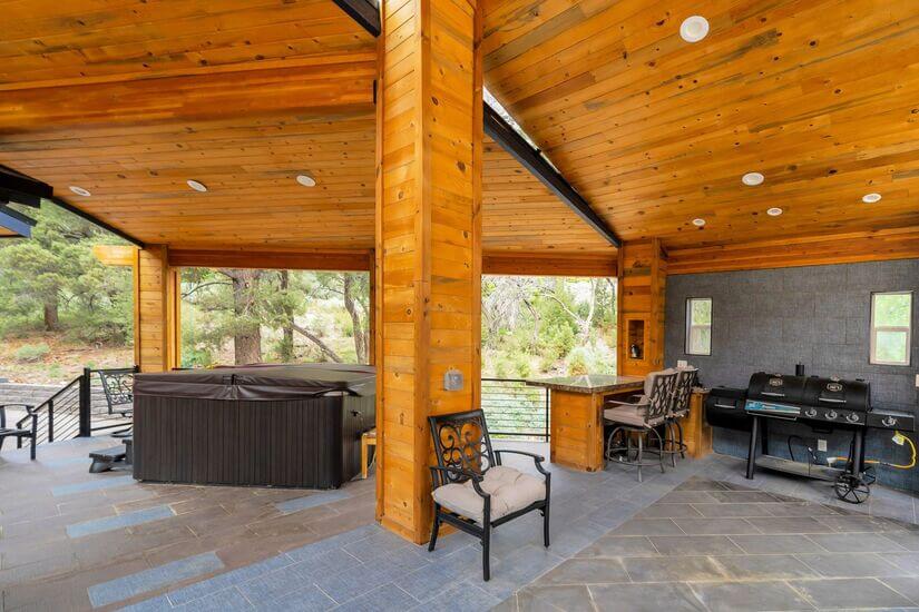 Spacious Cabin with Mountain View