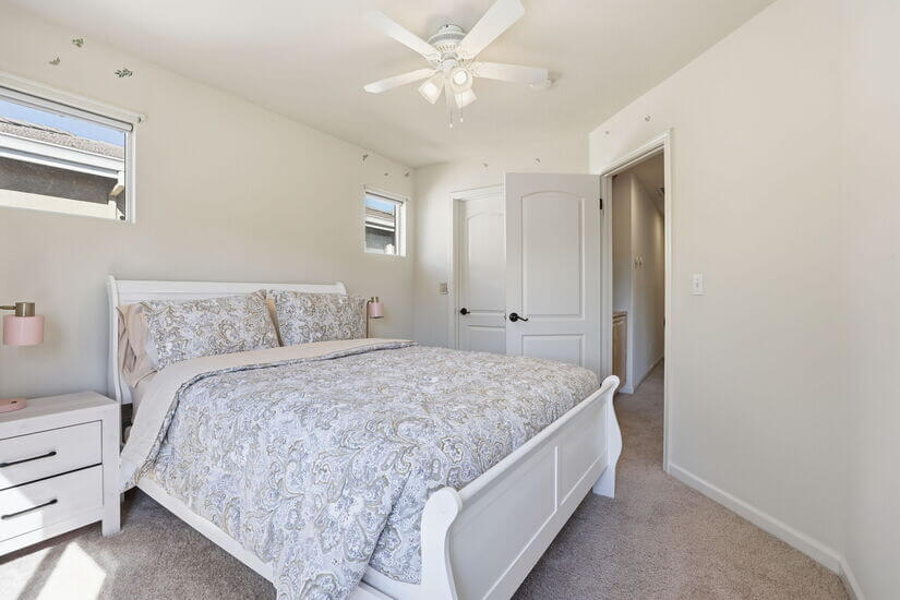 Modern Spacious 3 BD 25 BA King Office