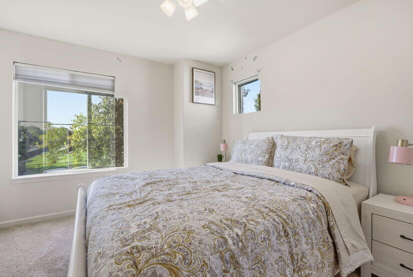 Modern Spacious 3 BD 25 BA King Office