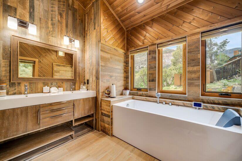 Spacious Cabin with Mountain View