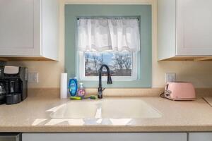 Steps to Ariel Park Renovated 2B Retreat