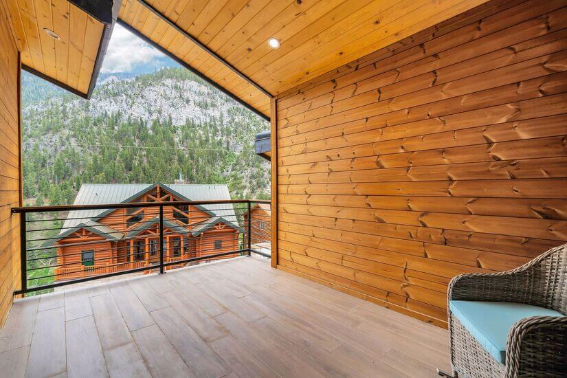 Spacious Cabin with Mountain View