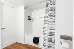 Full shower & bathtub flexibility for familiy