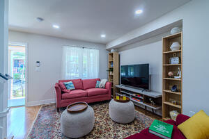 Flexible living space with sofa bed and floor