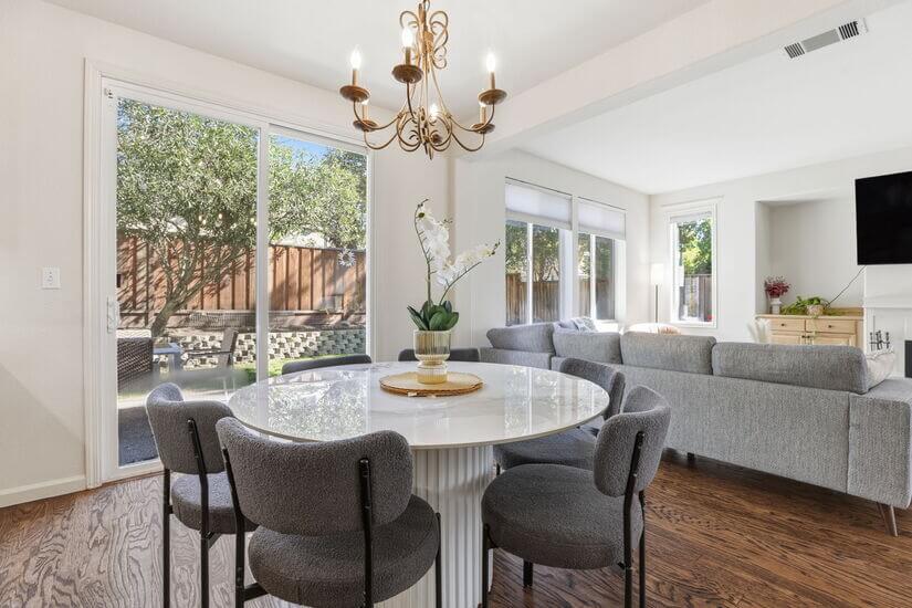 Modern Spacious 3 BD 25 BA King Office