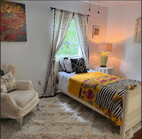 Guest bedroom with twin bed