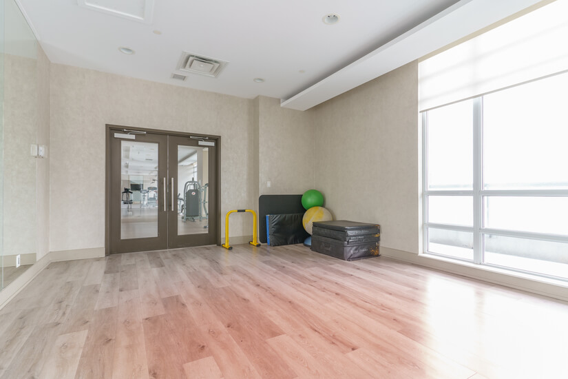 Upscale 1 Bd Condo in North York