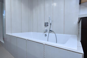Bathroom 2 - Tub