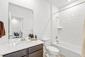 Full bath for Full Bedroom