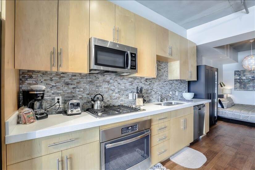 Beautifully Appointed 1 Bdm Condo 9th fl