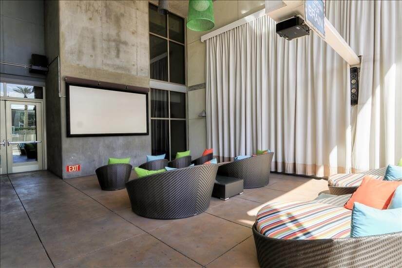 Beautifully Appointed 1 Bdm Condo 9th fl