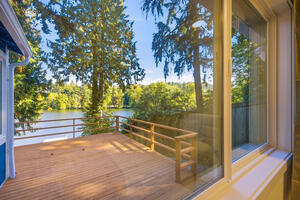 Lake Boren Waterfront Executive Home 