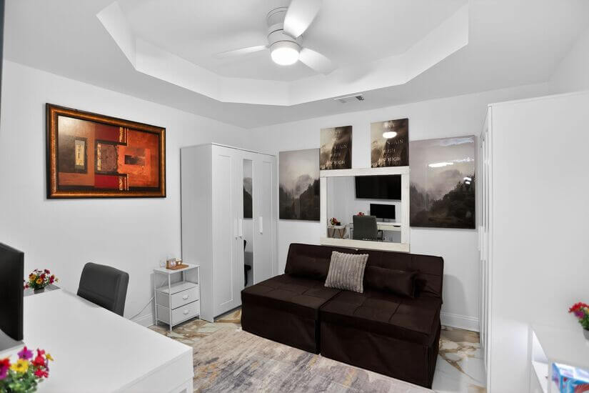 Office/Guestroom: Office Set up