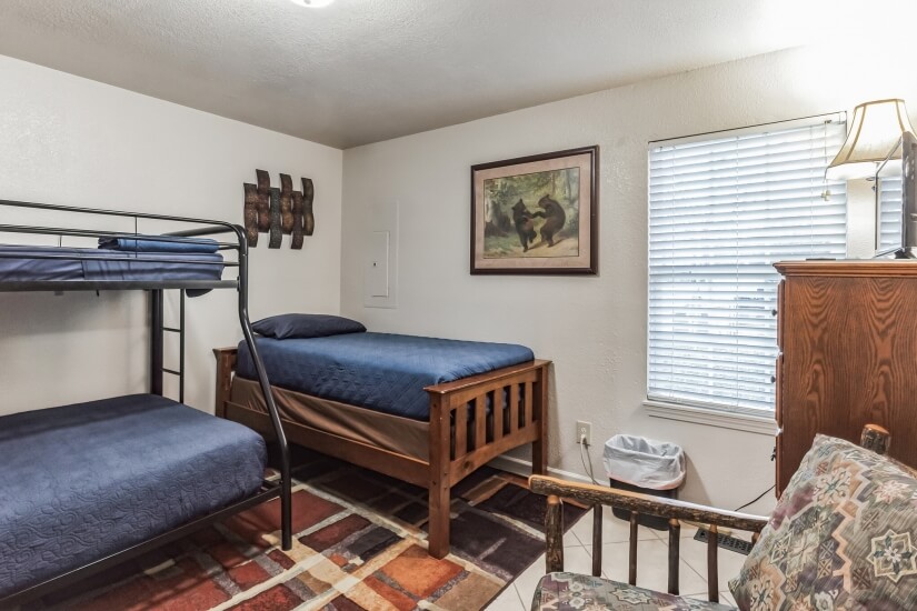 Queen w/(2) Twins Bedroom