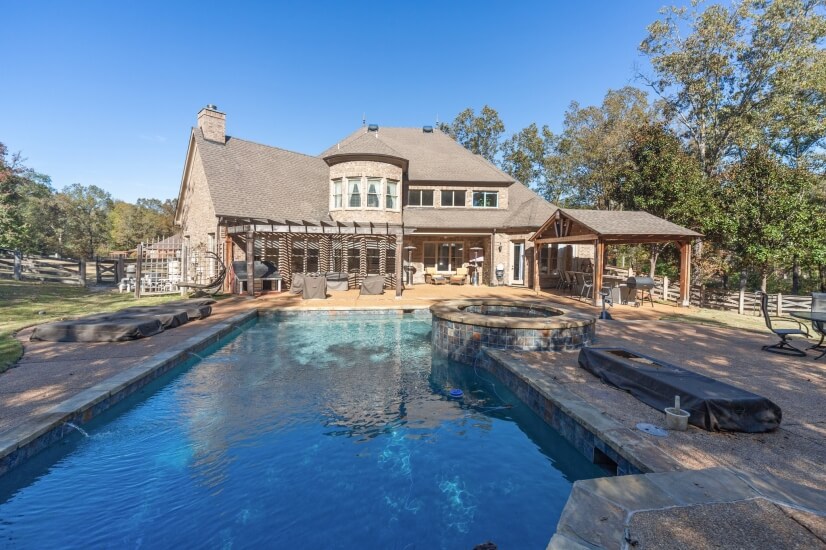 Furnished House with a Pool in Memphis