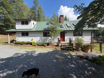 Woods Hole: Lake house with private yard.