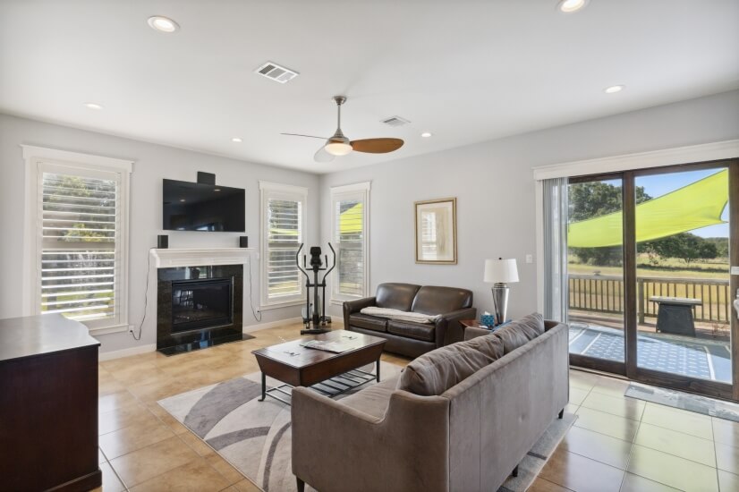Living room and side view to hot tub